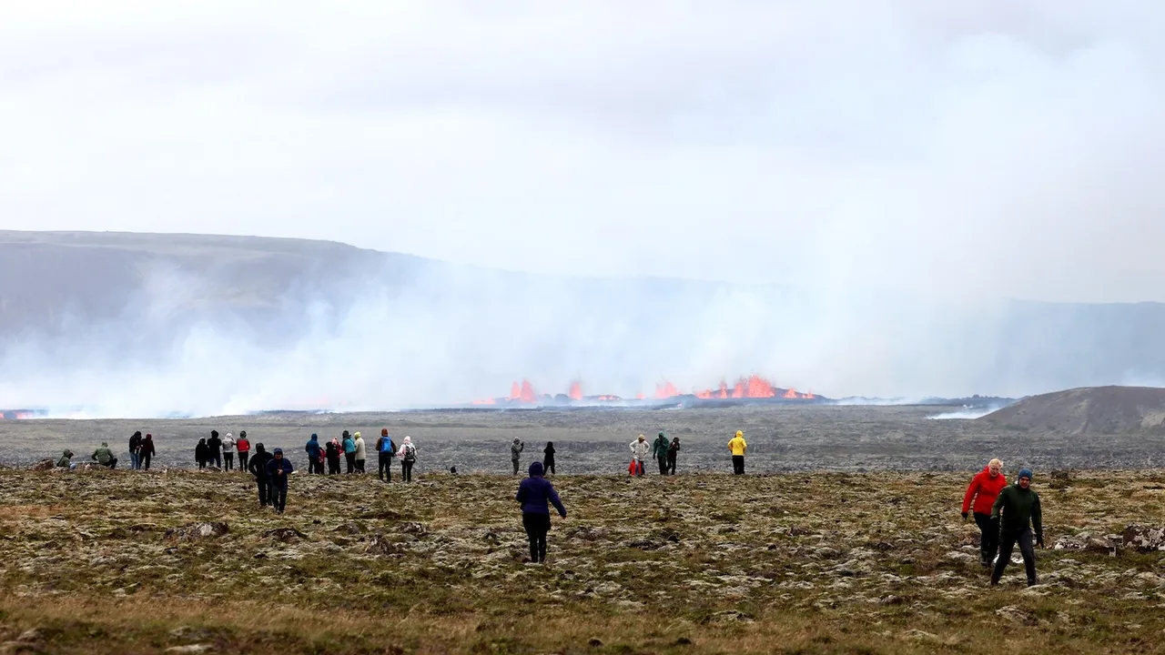 Sobrevolé un volcán islandés en erupción y así puedes hacerlo tú también
