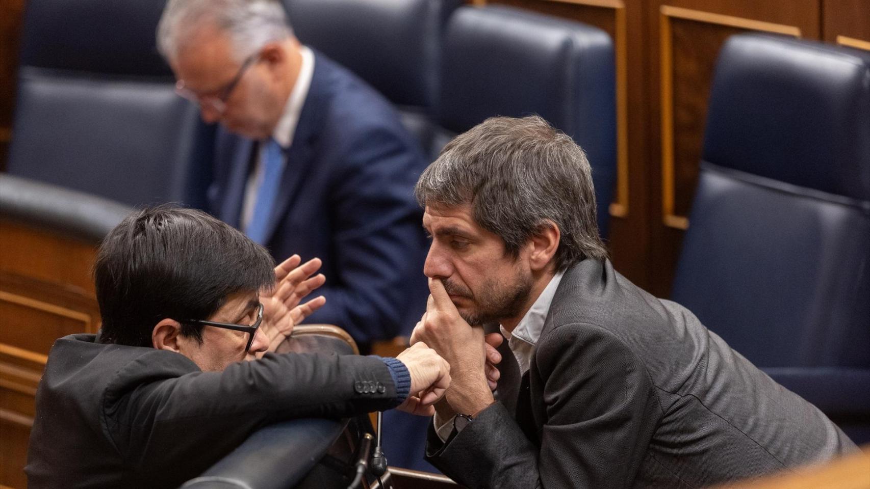 El Gobierno sólo podrá quitar la medalla a Julio Iglesias si deroga el decreto que también honraba a la Duquesa de Alba o Tricicle