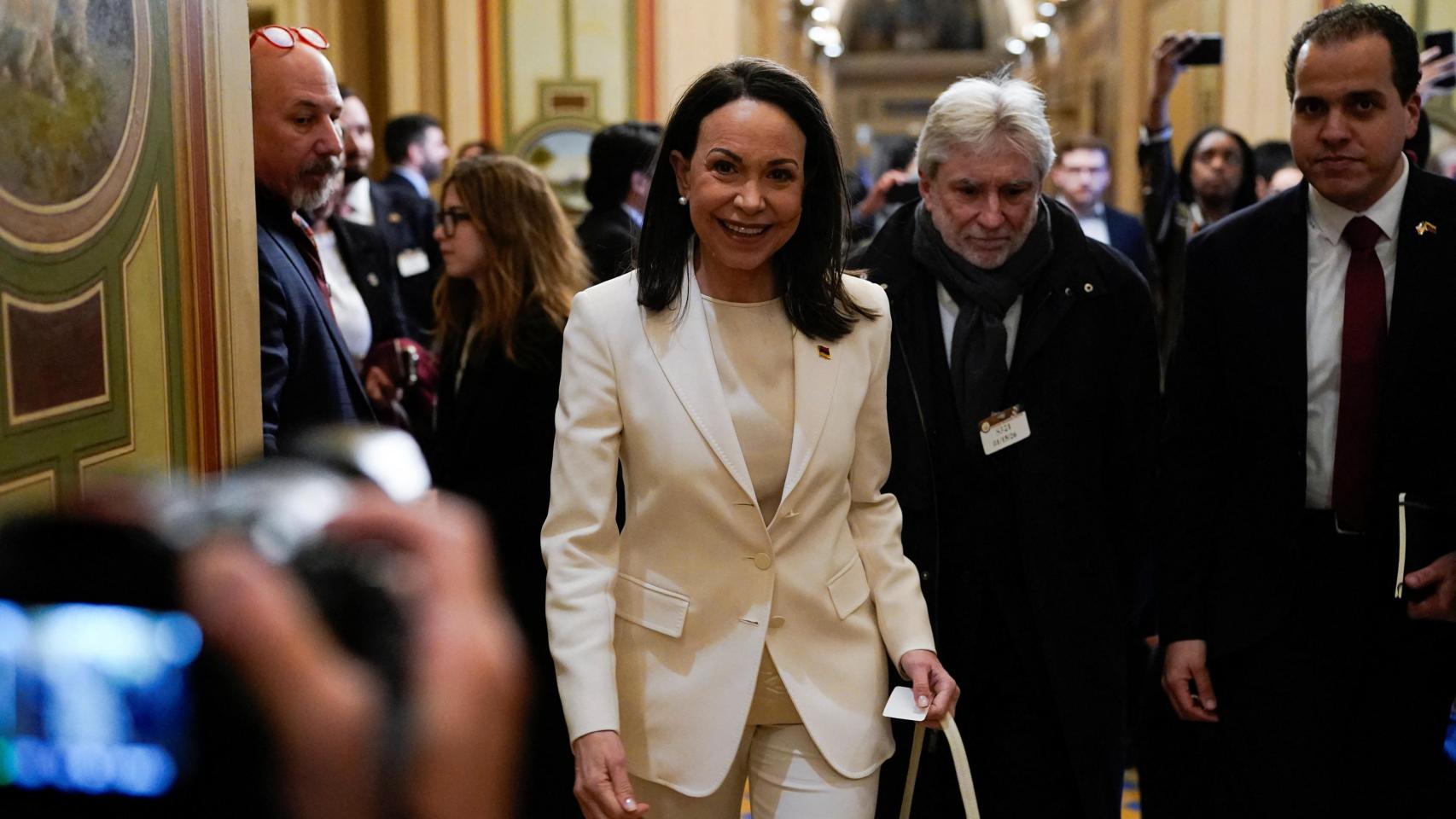 María Corina Machado ofrece a Trump su medalla del Nobel de la Paz pero Delcy Rodríguez le sirve el petróleo en bandeja