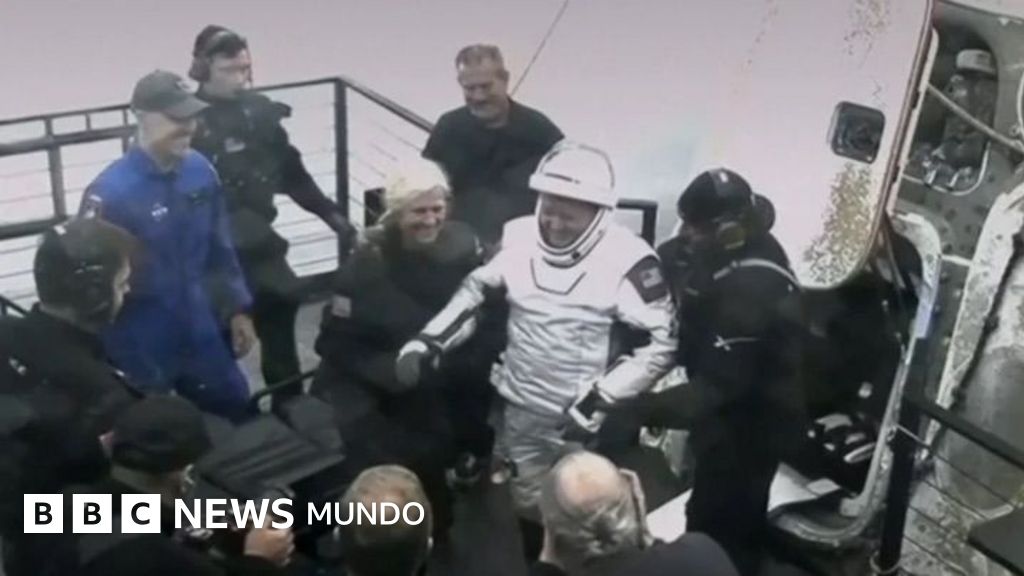 4 astronautas amerizan en la Tierra tras ser evacuados de la Estación Espacial Internacional debido a un "grave" problema médico