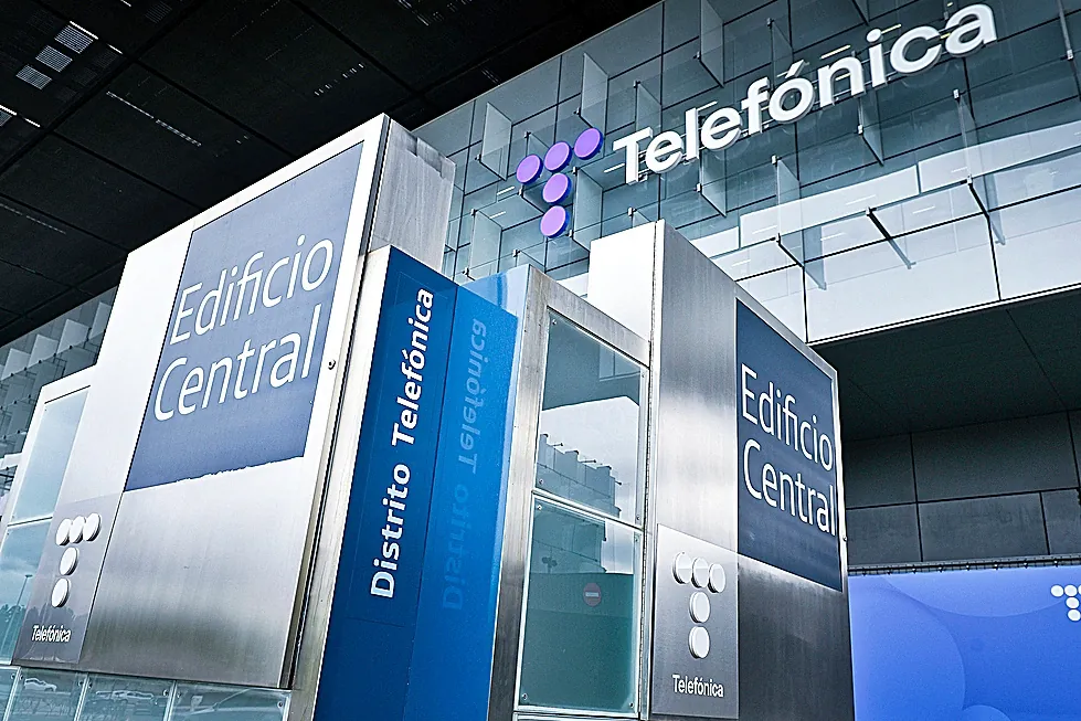 Telefónica logra 100.000 clientes de su plan de datos para viajes eSIMflag