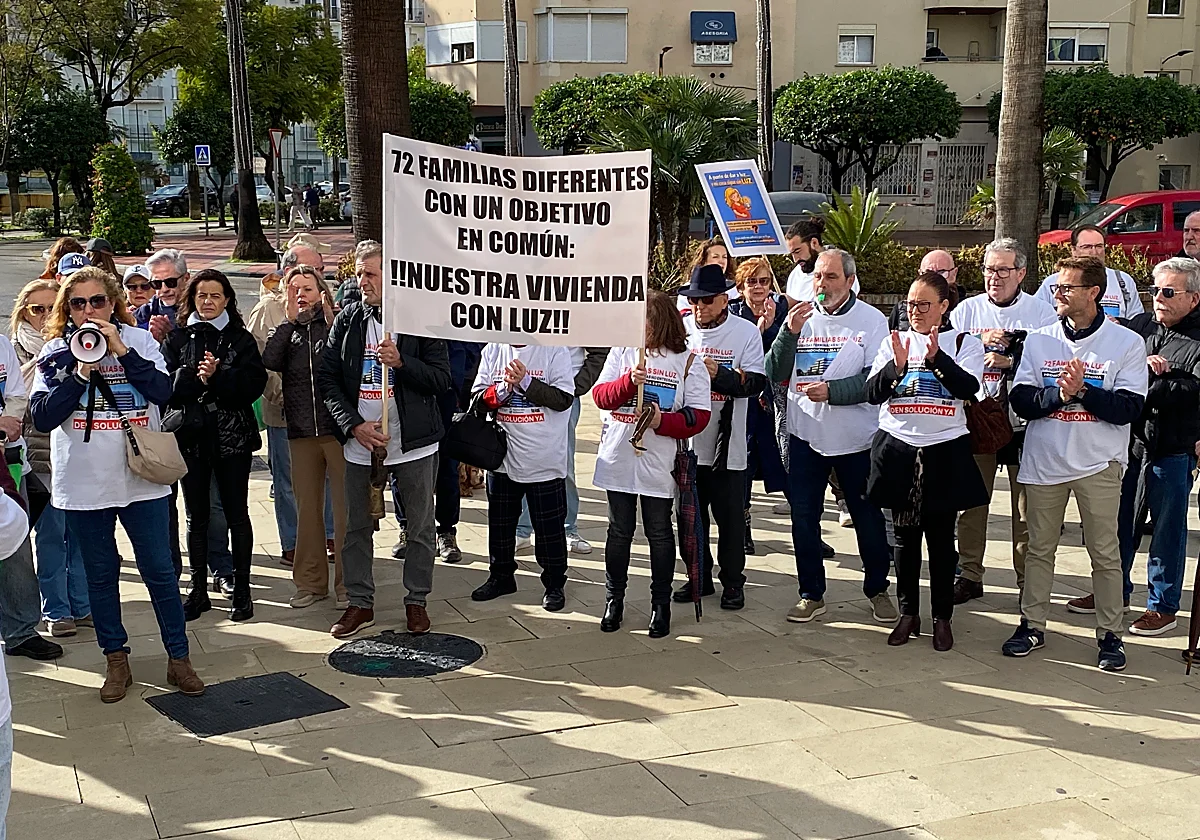 72 propietarios de Estepona no pueden acceder a sus viviendas porque no tienen acometida eléctrica