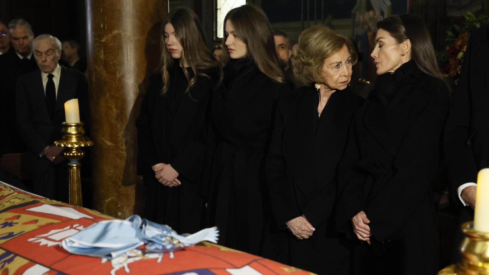 La reina Sofía, arropada por Letizia, Leonor y la infanta Sofía, se emociona en el responso por su hermana Irene