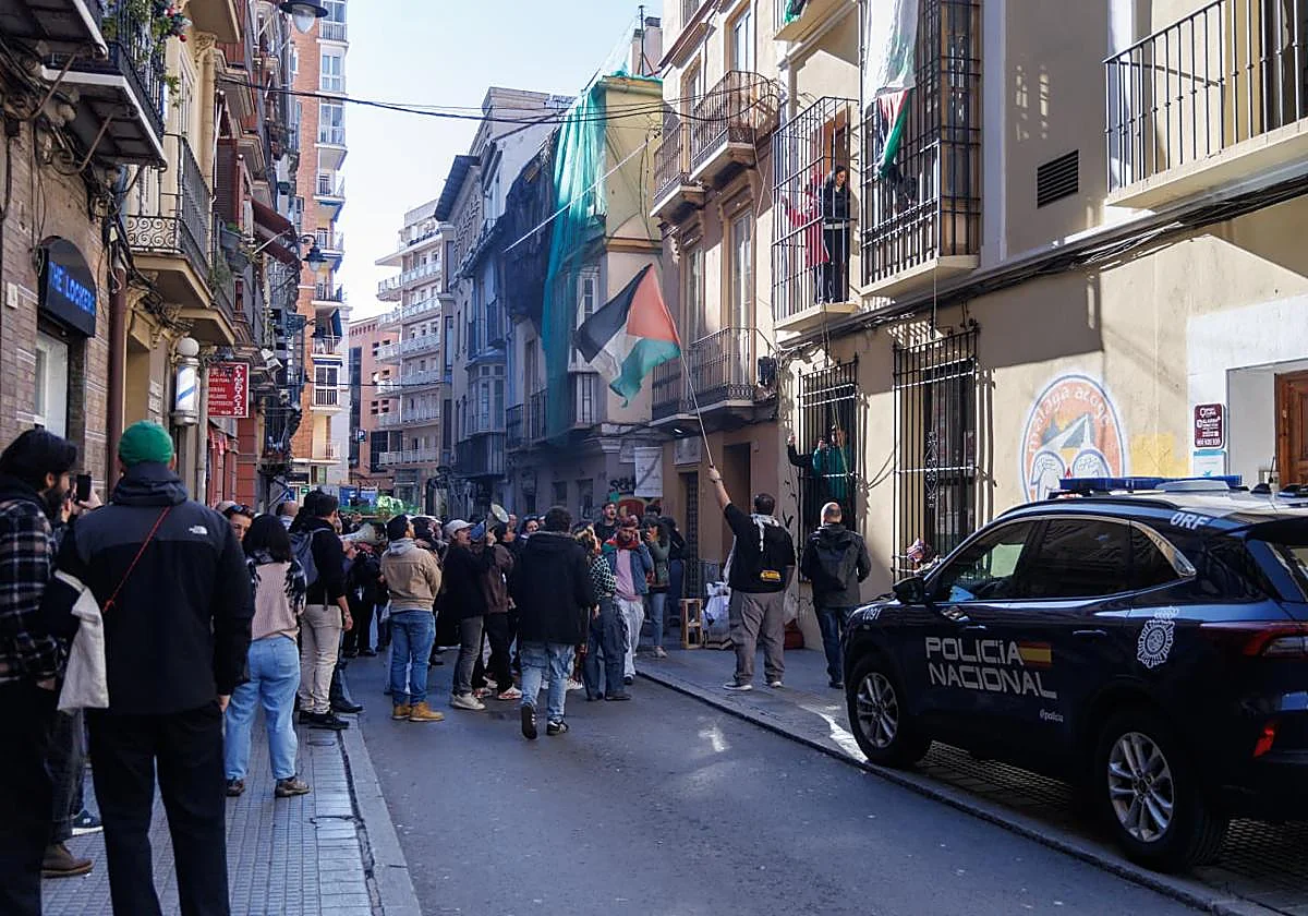 Segunda jornada de encierro en la antigua sede de Málaga Acoge: «Queremos que la Junta se siente a dialogar»
