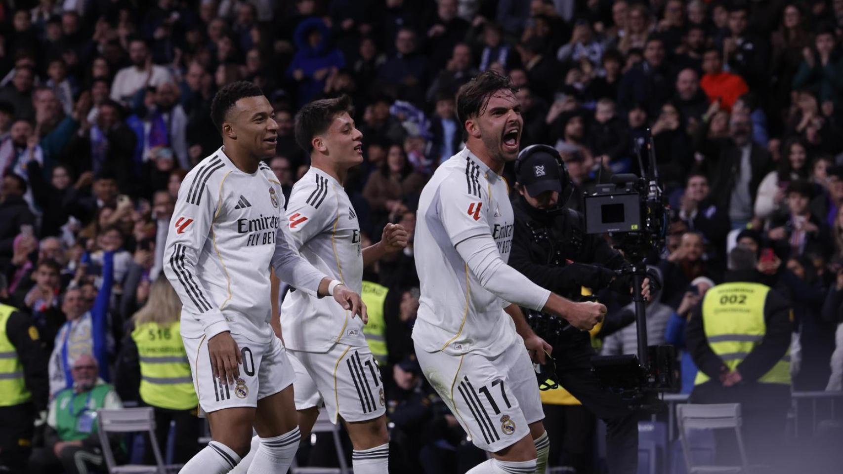 El Real Madrid espabila por la gracia de Mbappé y gana al Levante bajo el plebiscito de un Bernabéu encolerizado