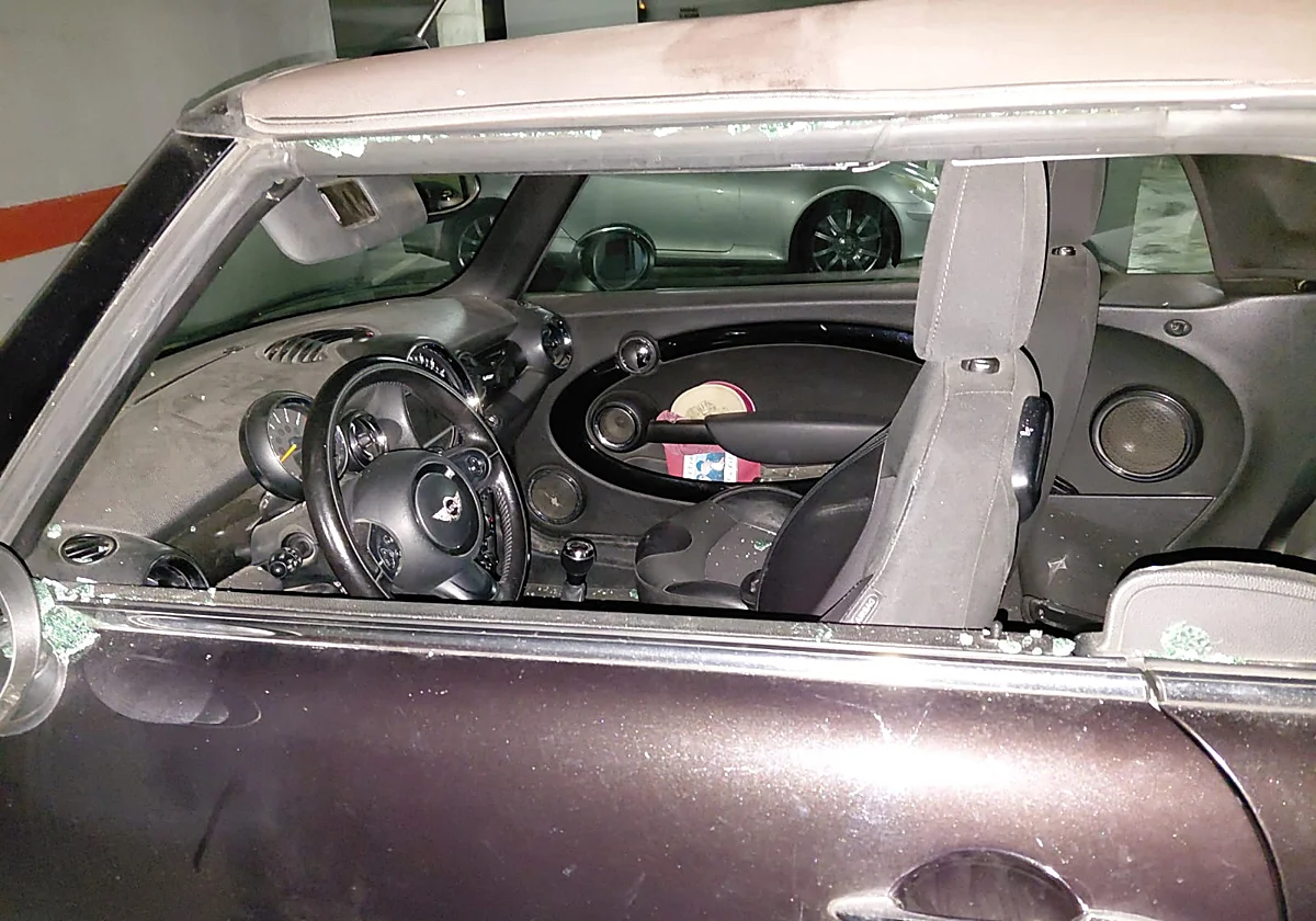 Las balizas V16 se convierten en blanco de los ladrones: revientan varios coches en un garaje del Centro para robarlas