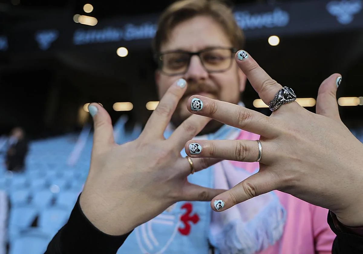 Uñas celestes en Balaídos para apoyar a su ídolo Borja Iglesias, que recibió insultos homófobos en Sevilla