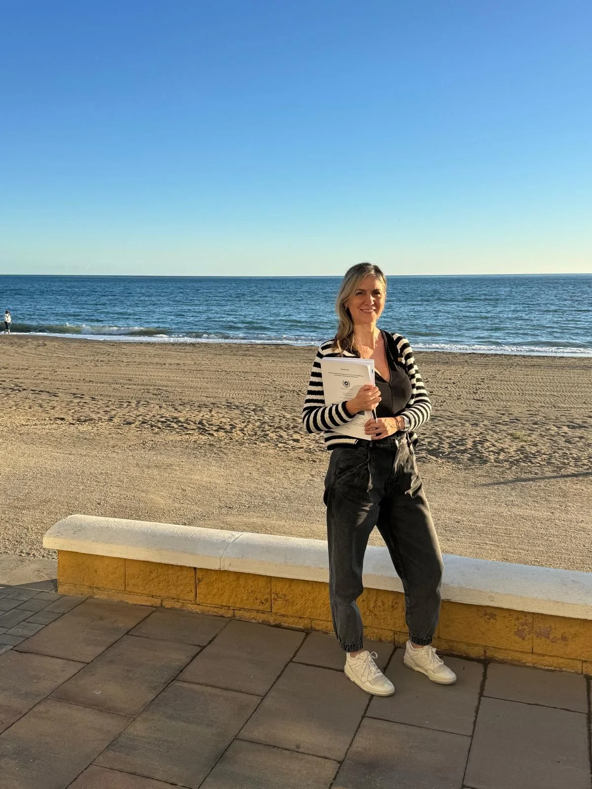 Una tesis pionera revela por qué algunas playas de Málaga sufren más medusas que otras