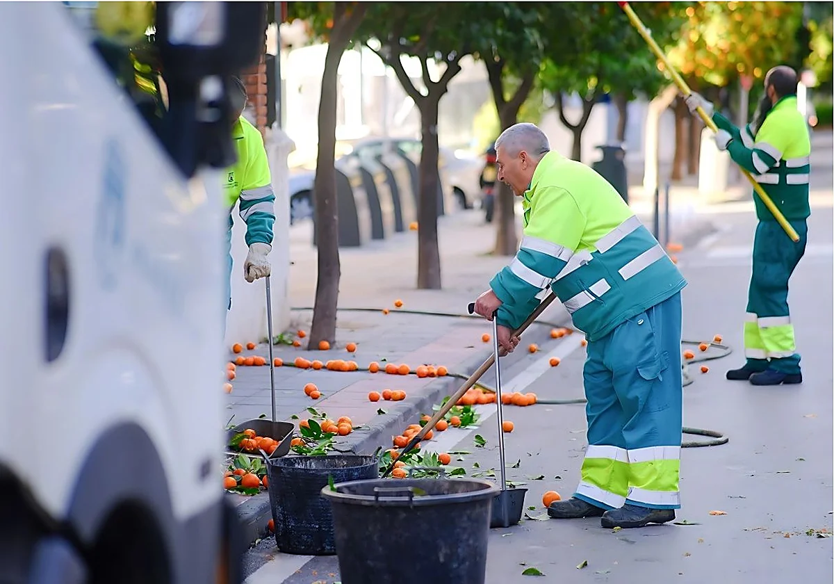 Marbella dedicará 200.000 euros anuales a limpiar manchas, chicles y orina de la vía pública