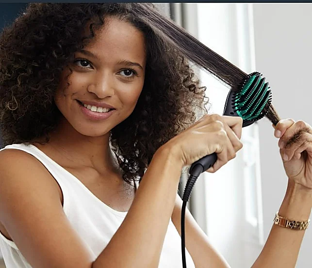 Despídete del encrespamiento en minutos con el cepillo alisador Power Straight Rowenta