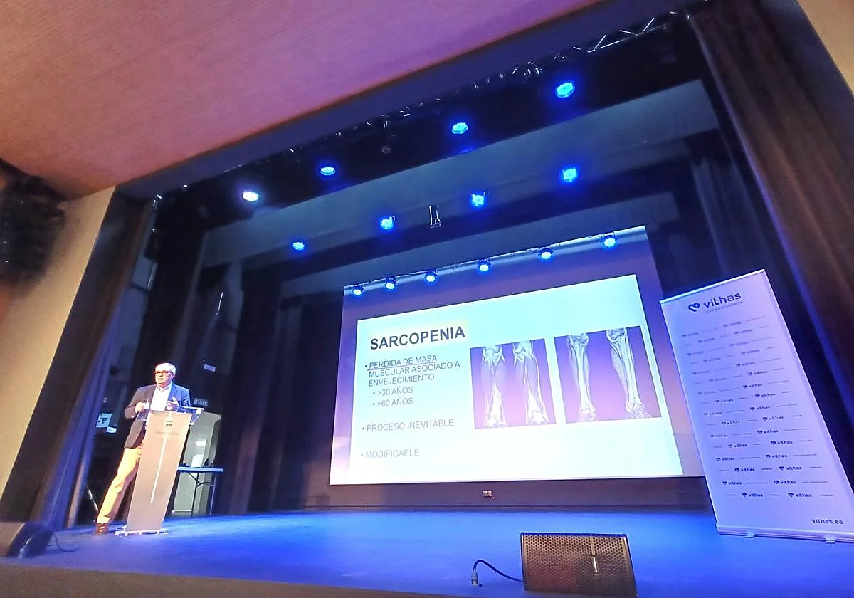 Más de 100 mayores aprenden con Vithas Xanit Internacional la importancia del ejercicio de fuerza