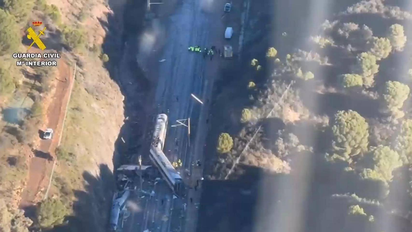 Primeras imágenes desde el aire del accidente de trenes en Adamuz: vagones destrozados y búsqueda de más fallecidos