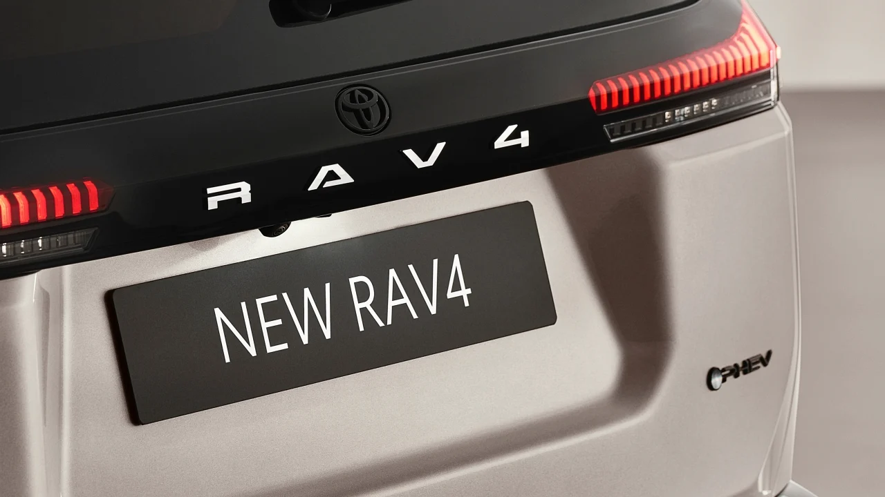 El Toyota RAV4 2026 llega a España con etiqueta ECO o CERO y con un precio de salida de 43.500 euros