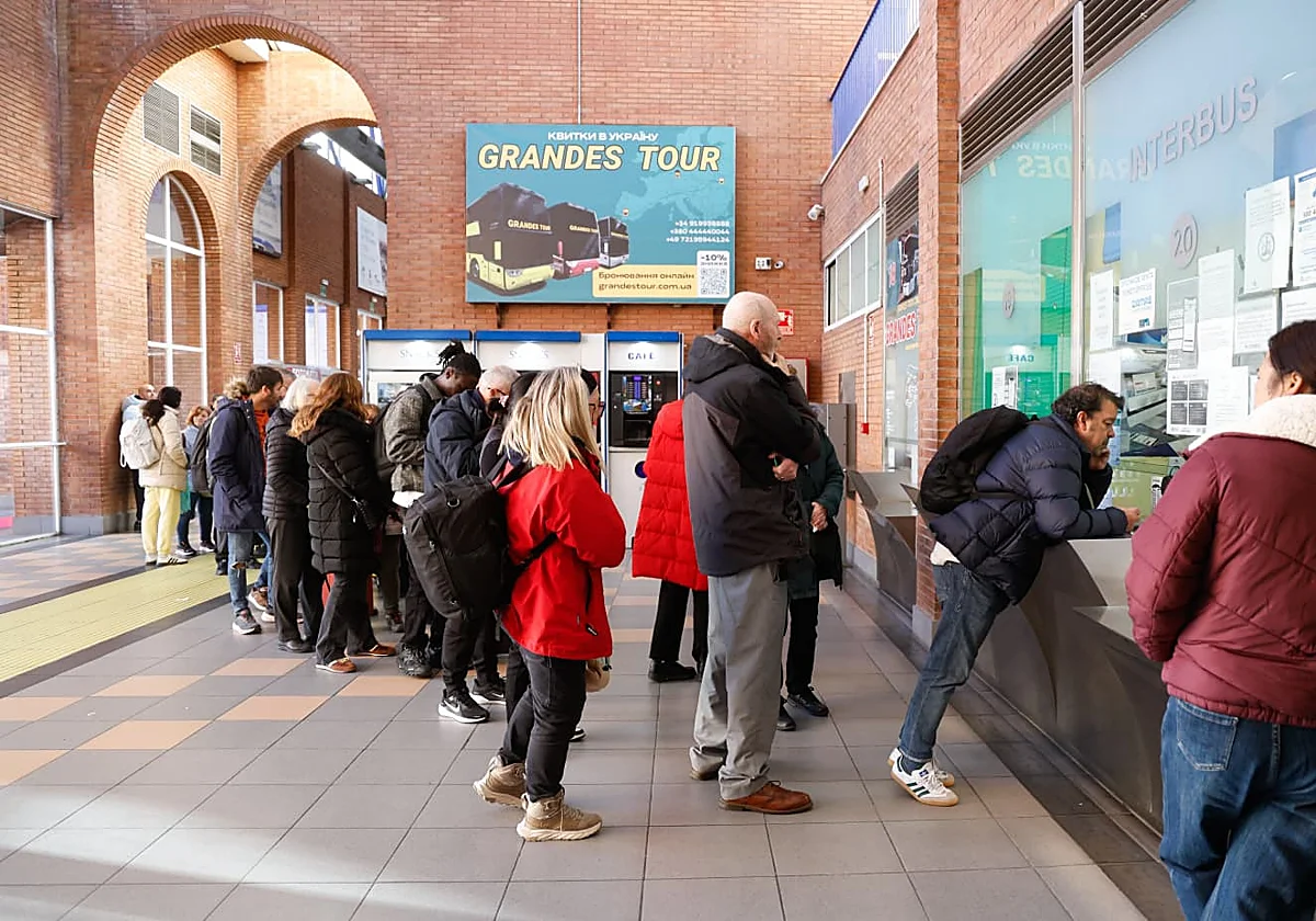 Colas en la estación de autobuses y en los rent a car para buscar conexión alternativa con Madrid