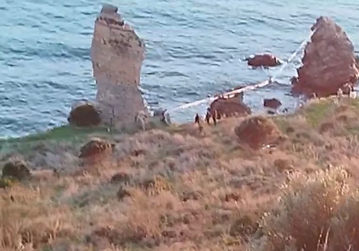 Ecologistas denuncian funambulismo y tirolinas en una torre vigía del paraje de los acantilados de Maro