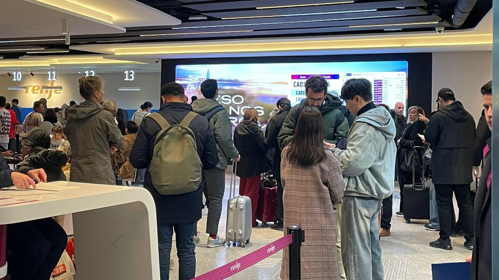 Caos en Atocha tras el accidente de Adamuz: pasajeros "tirados", trenes cancelados y familiares buscando información