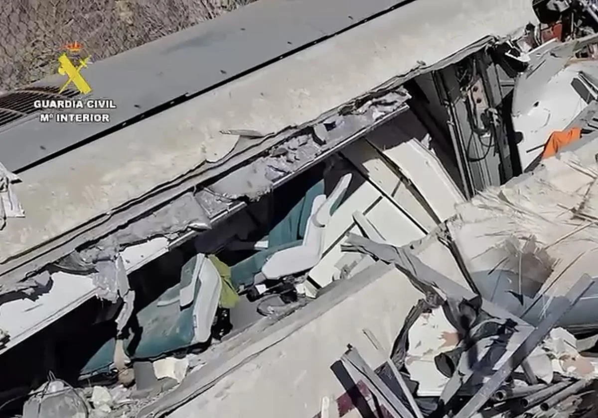 Así ha quedado el Alvia accidentado: un amasijo de hierros retorcidos