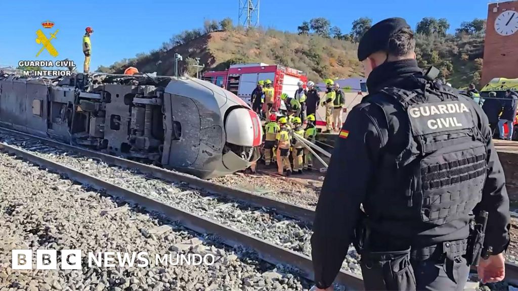 Cómo ocurrió el accidente y otras 4 preguntas clave sobre el fatal descarrilamiento y choque de trenes en España