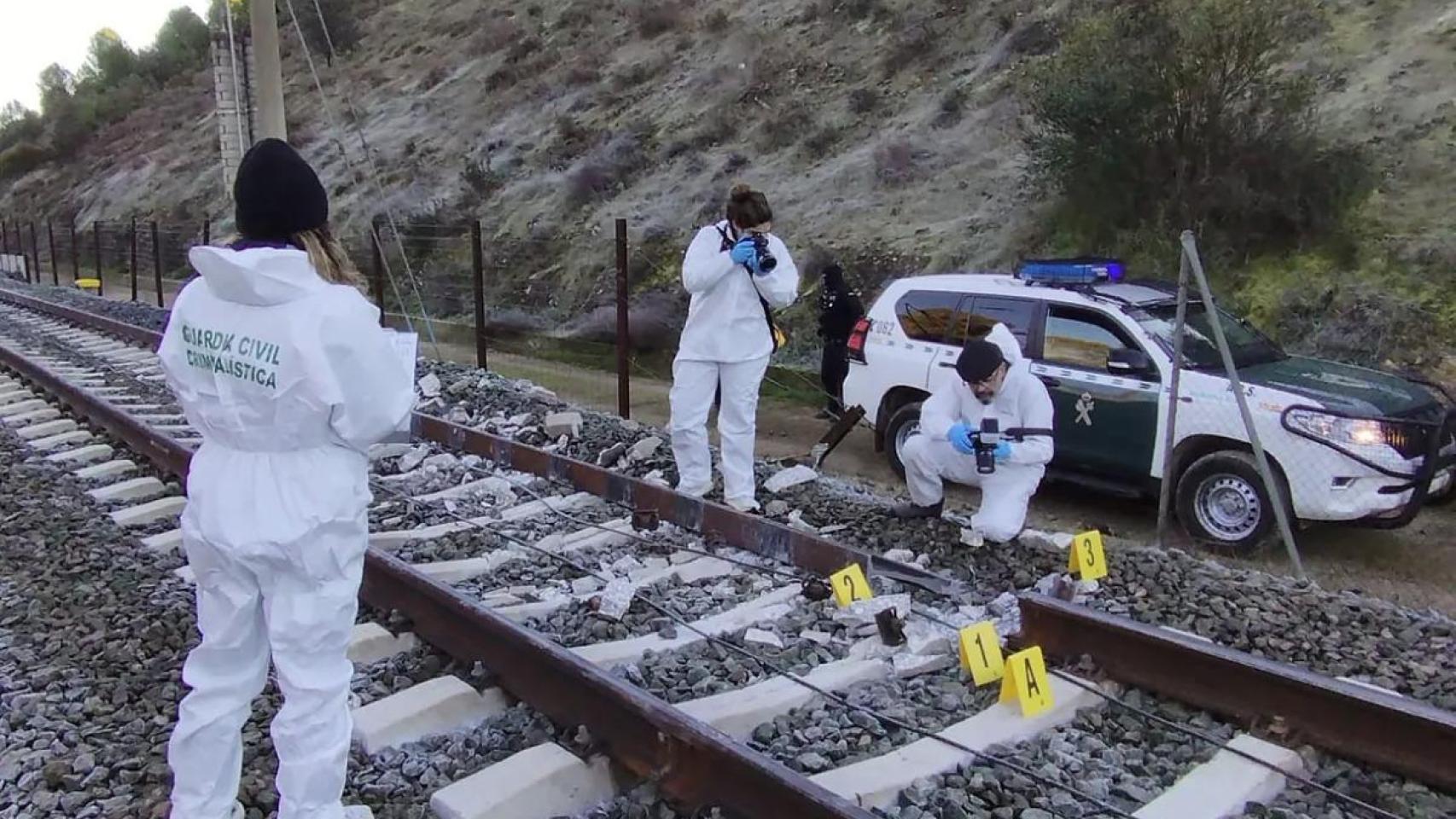 Los técnicos investigan si una rotura de la vía provocó el descarrilamiento del Iryo