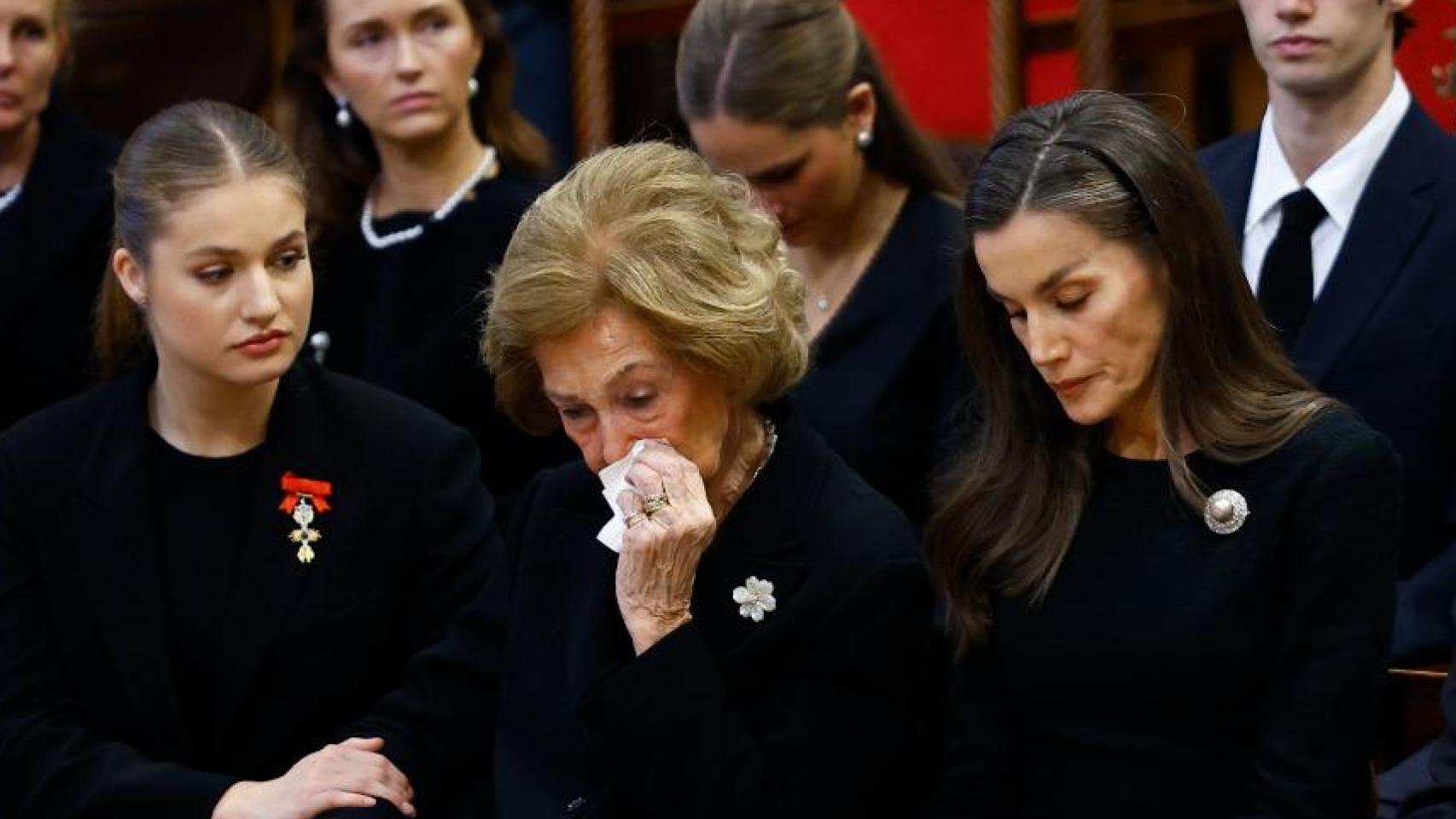 El bonito gesto de Leonor con una abatida reina Sofía y las lágrimas de Victoria Federica: la foto más triste en Grecia