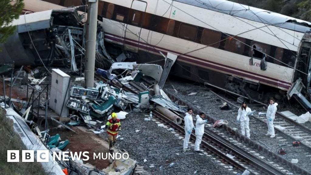 Mueren al menos 40 personas al chocar dos trenes de alta velocidad en el sur de España