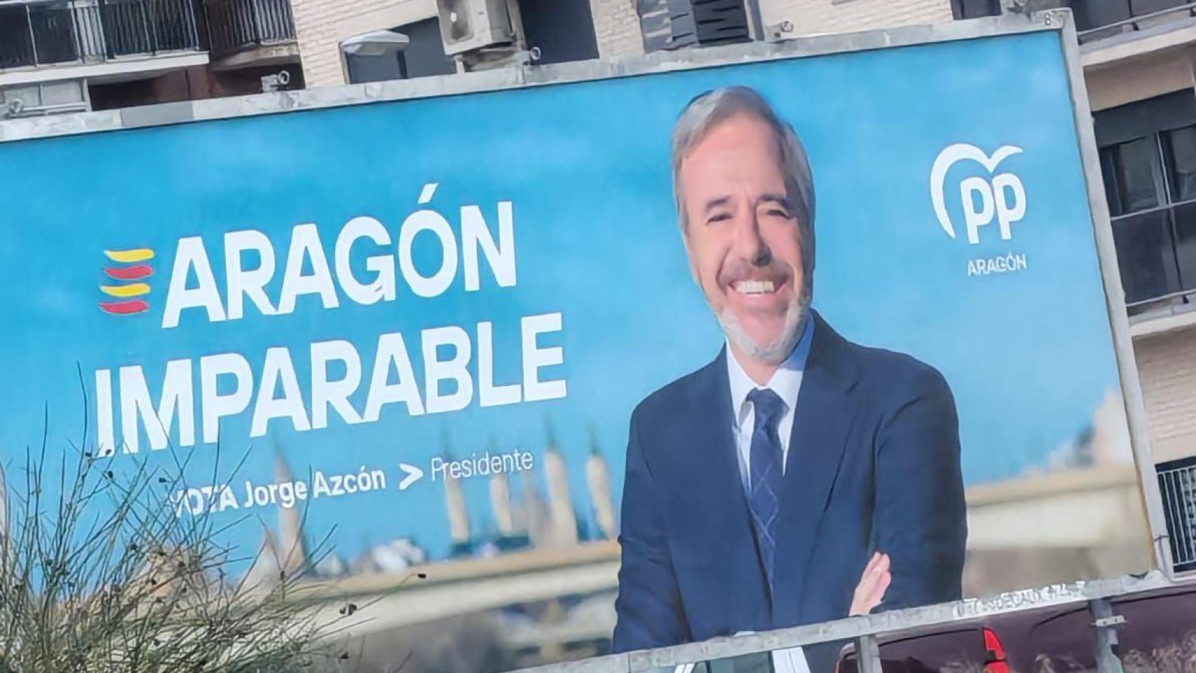 El PP retira un cartel en el que Azcón pedía el voto antes de tiempo... "por un error de la empresa instaladora"