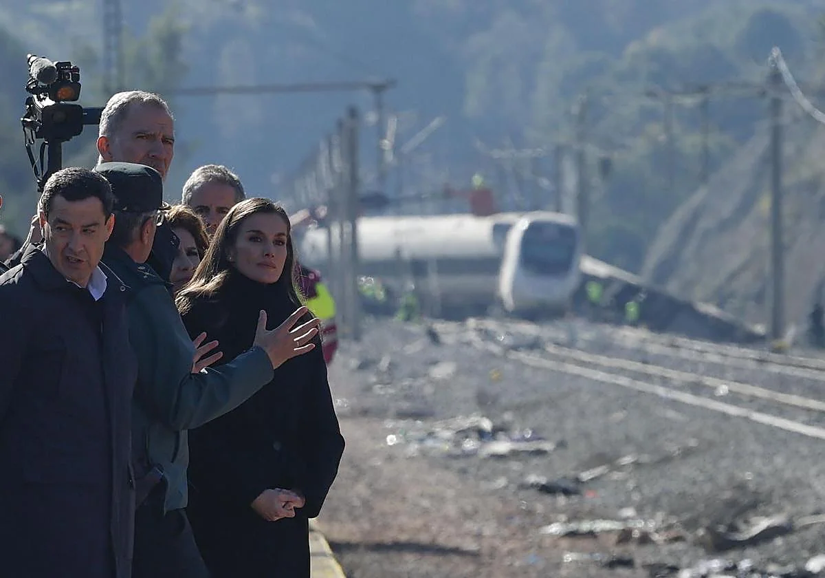 Los Reyes visitan la zona cero de Adamuz