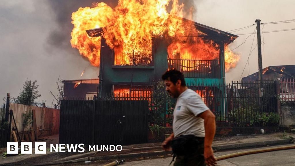 Las imágenes de los incendios en Chile que dejan al menos 20 muertos y por los que se declaró el estado de catástrofe
