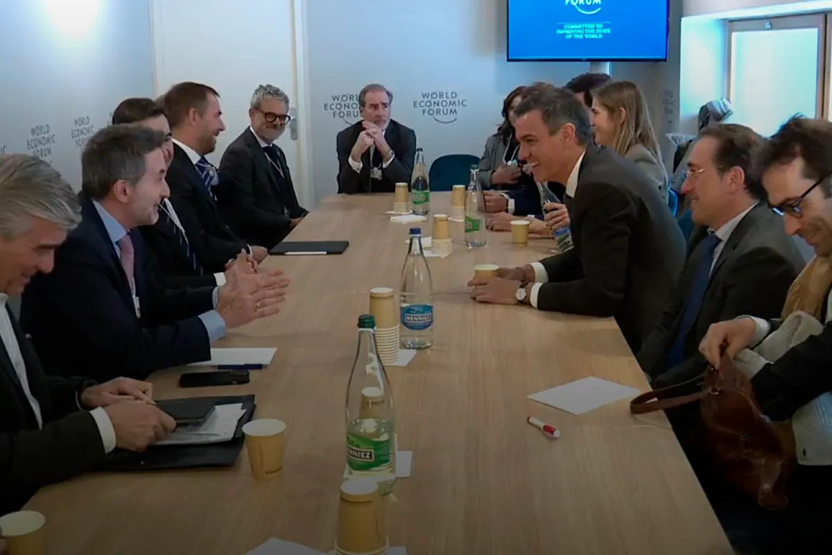 El Gobierno reconvoca al Ibex en Davos con Cuerpo como suplente de Sánchez