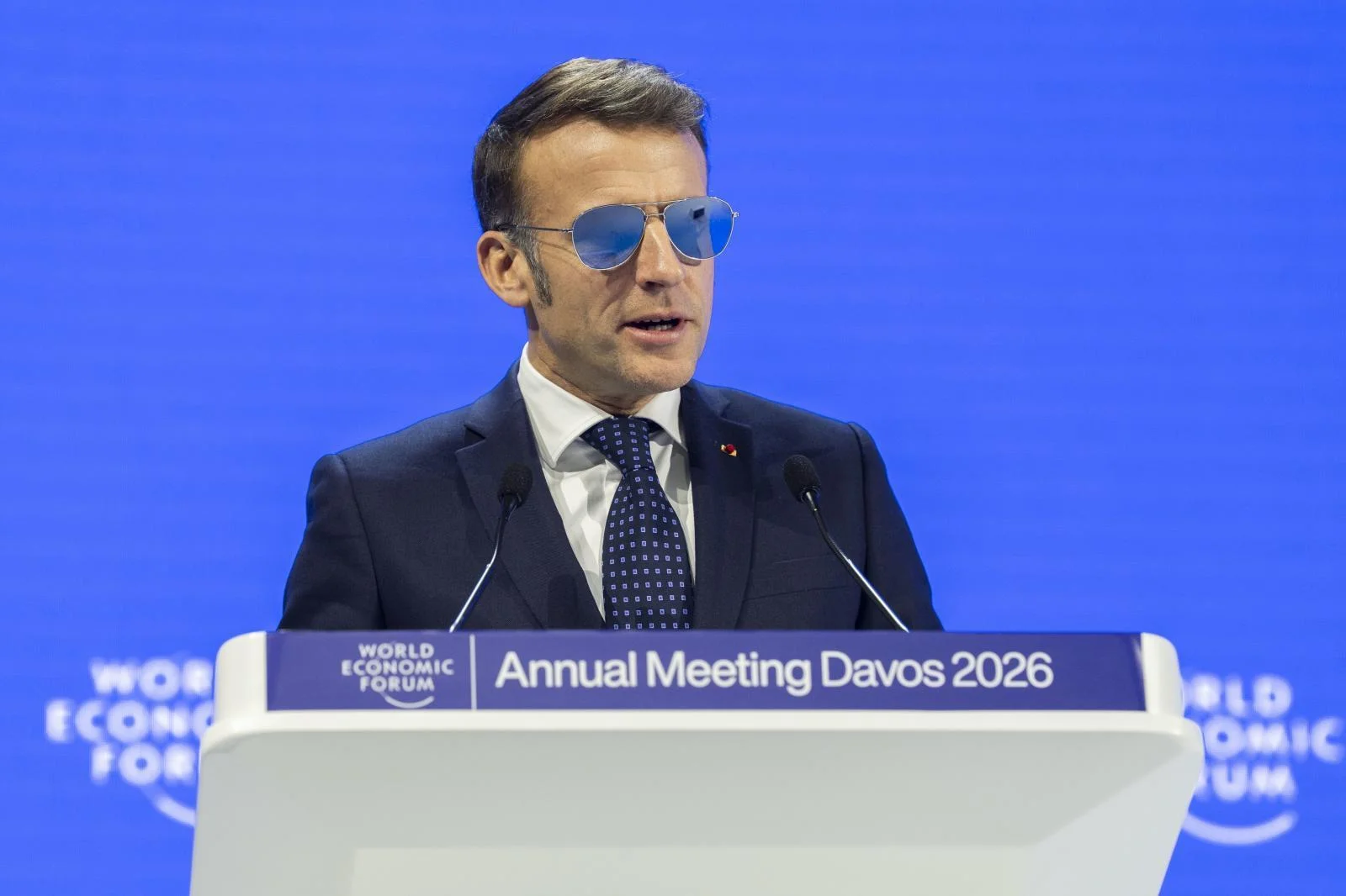 El estilo 'Top Gun' de Macron sorprende en Davos