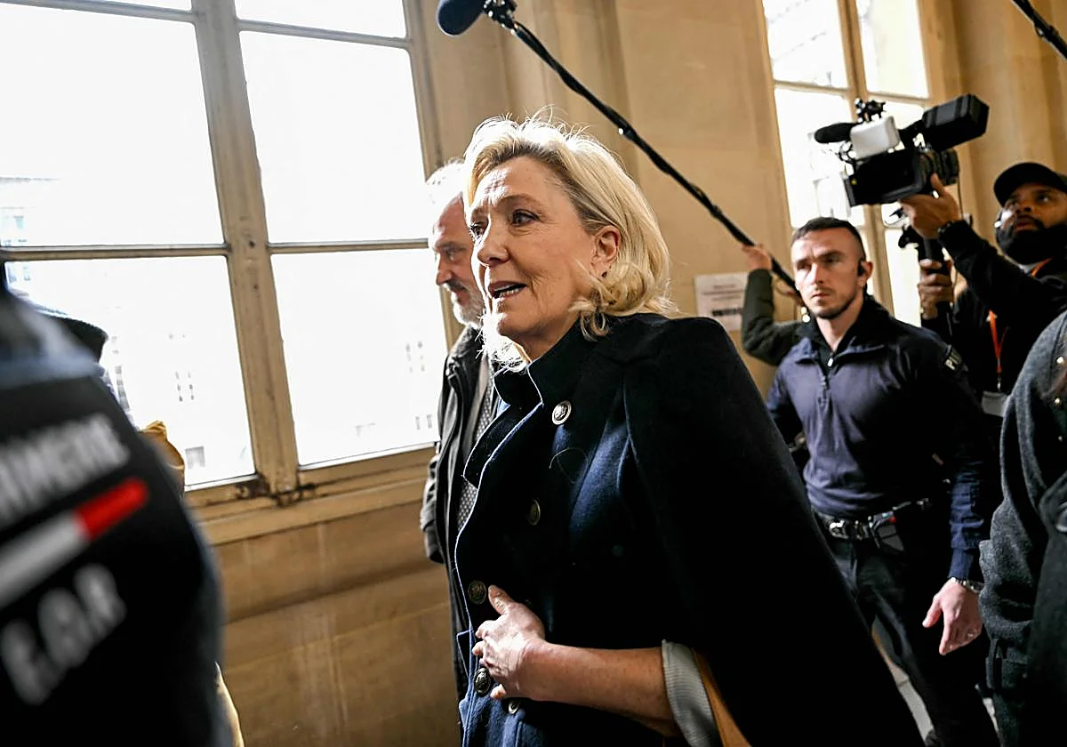 Marine Le Pen echa la culpa a su padre y a la Eurocámara en el juicio por malversación