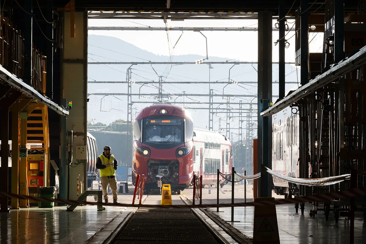 Al menos 20 heridos por la caída de un muro que provocó el choque de un tren en Barcelona