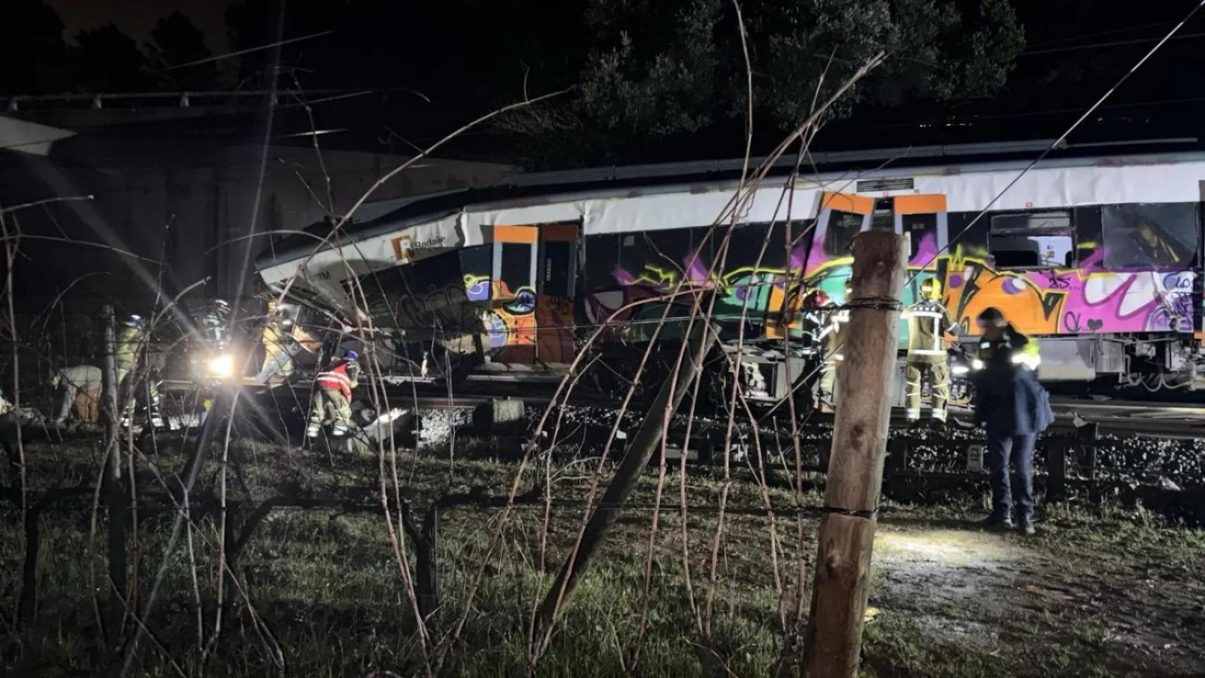 Descarrilamiento de un tren de Rodalies en Barcelona | Adif suspende la circulación en toda la red de Rodalies tras el accidente