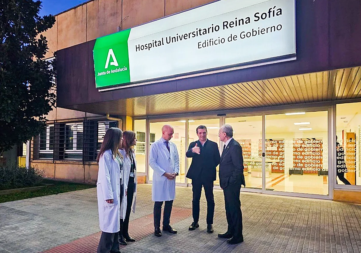 Duelo a media asta mientras que el alcalde de Málaga visita el hospital Reina Sofía