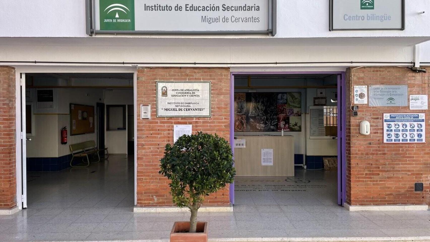 Un alumno provoca la caída del techo de su instituto en Sevilla tras lanzar una silla y provoca cinco heridos leves