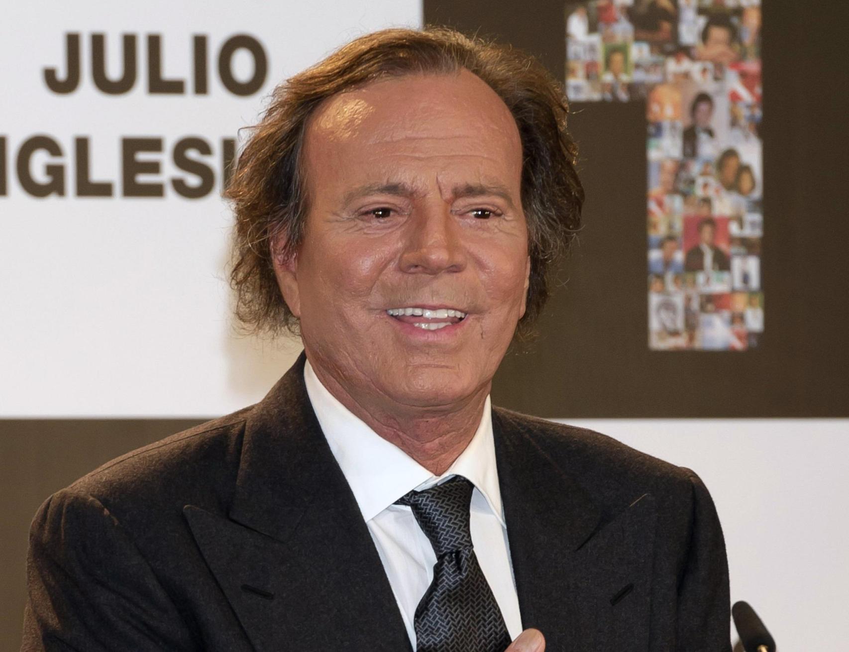 Julio Iglesias reprocha a la fiscal que no garantice su derecho a defenderse y pide acceder a la denuncia de dos exempleadas