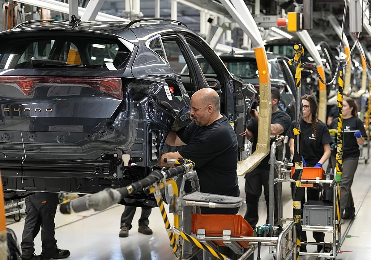 La producción de vehículos se desploma un 4% en 2025 por la baja demanda