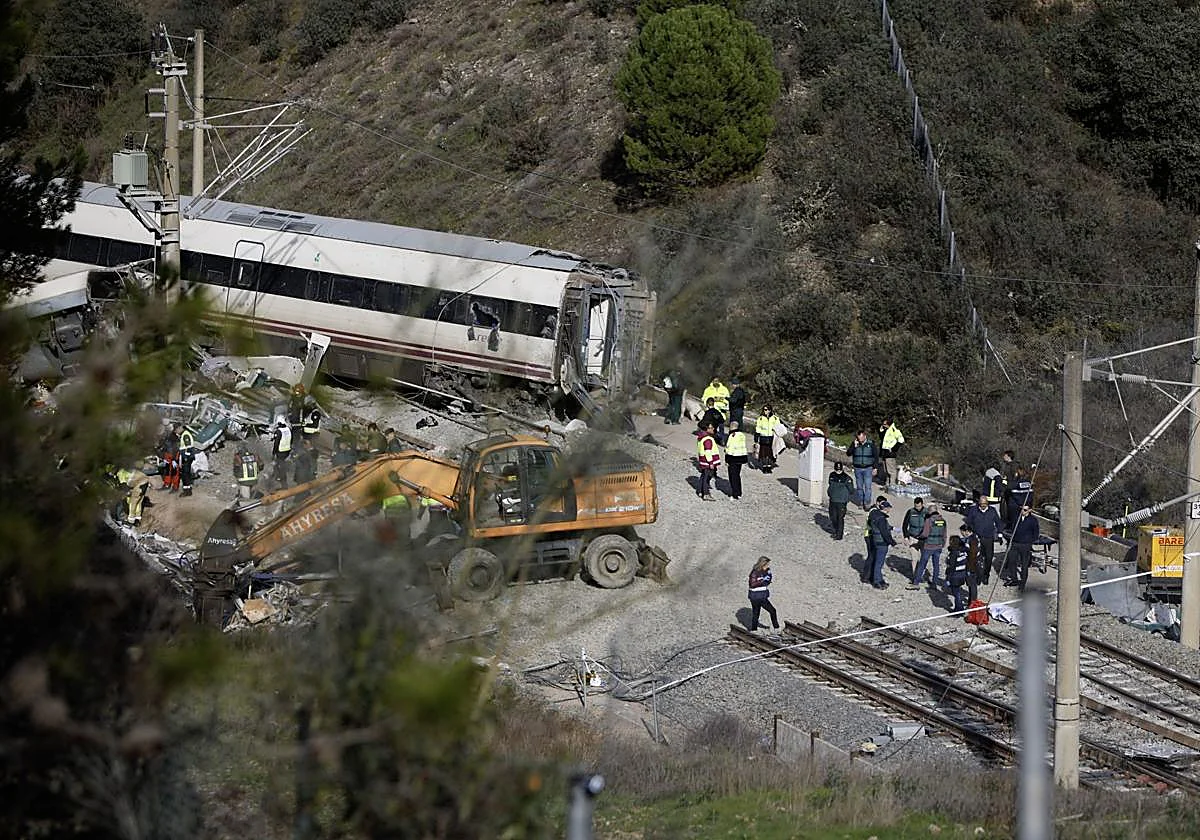 El maquinista del Iryo llamó dos veces a Atocha en cuatro minutos, pero no se percató del choque