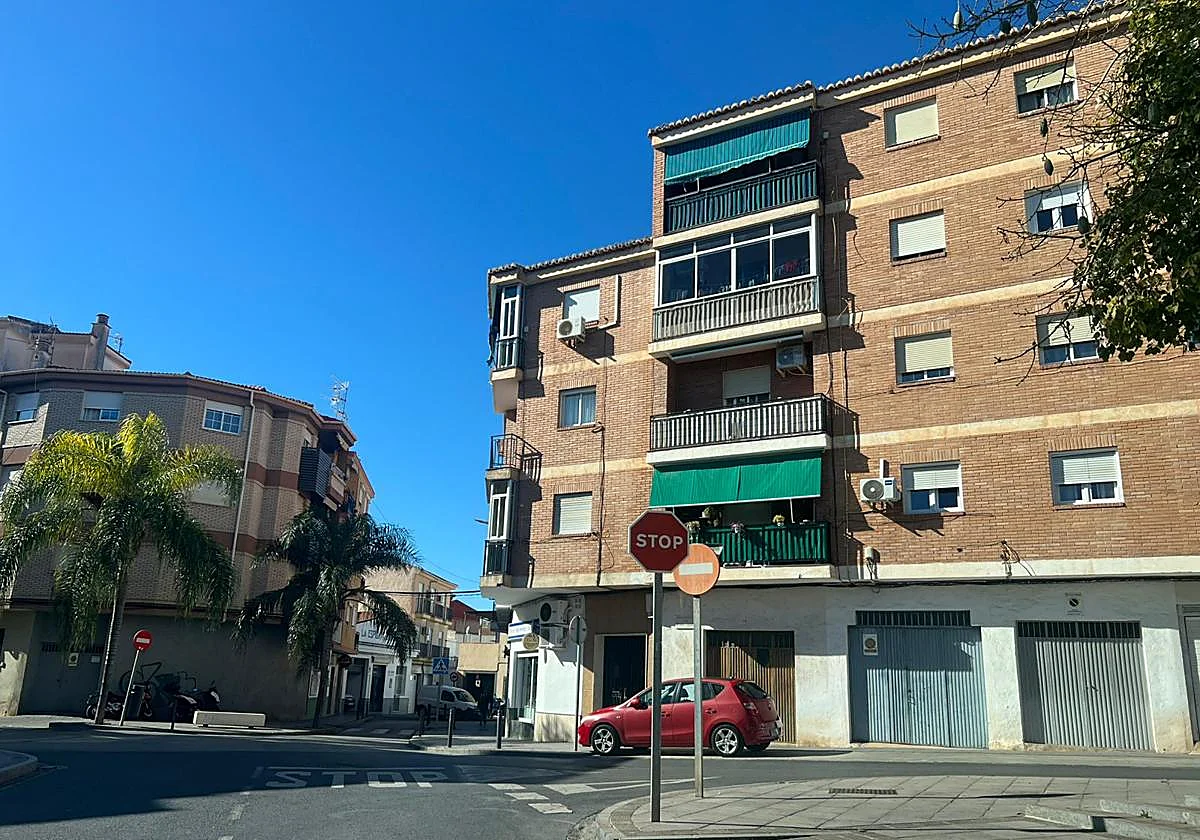 Man falls from a third floor and lands on a pergola on Granada's Costa Tropical