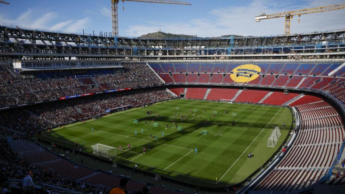 Acampada indefinida en protesta por los despidos en las obras del Camp Nou