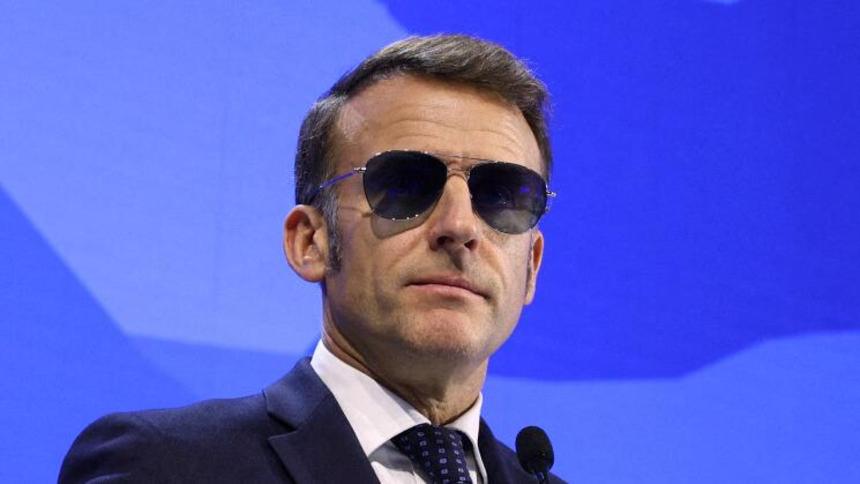 El metamensaje de las gafas de sol de Macron al estilo 'Top Gun', según los expertos: "Proyectan masculinidad y rebeldía"