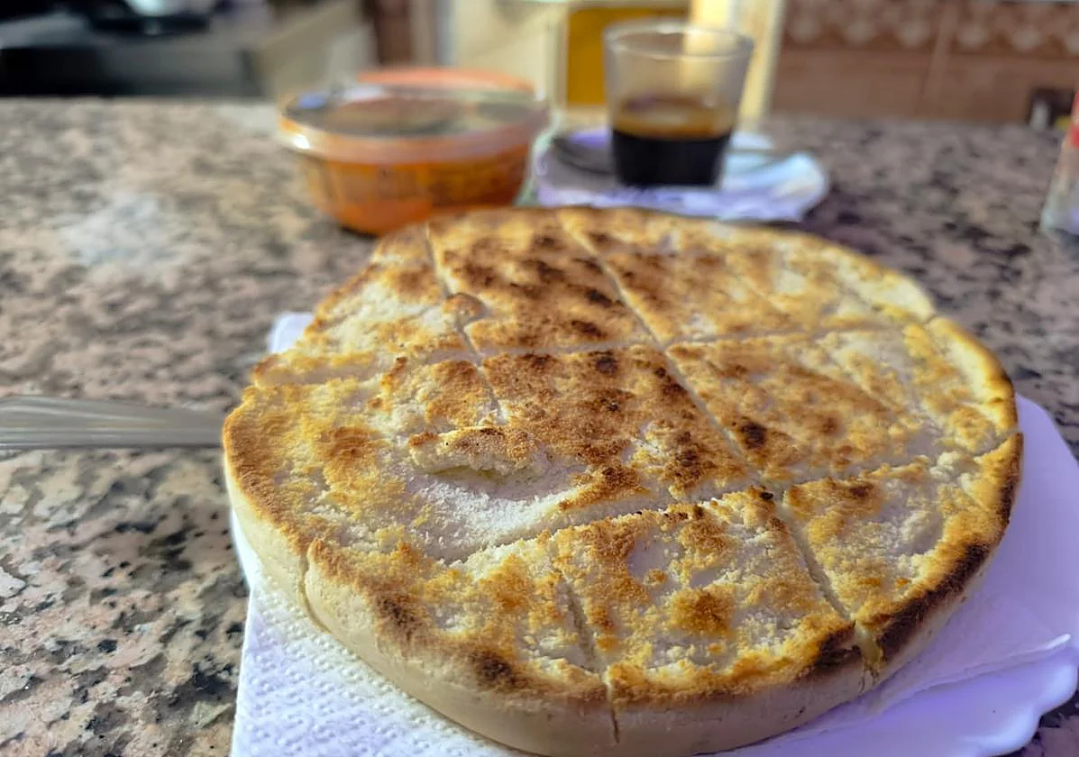 Así son las tostadas gigantes y redondas que valen menos de 2 euros en un bar del interior de Málaga