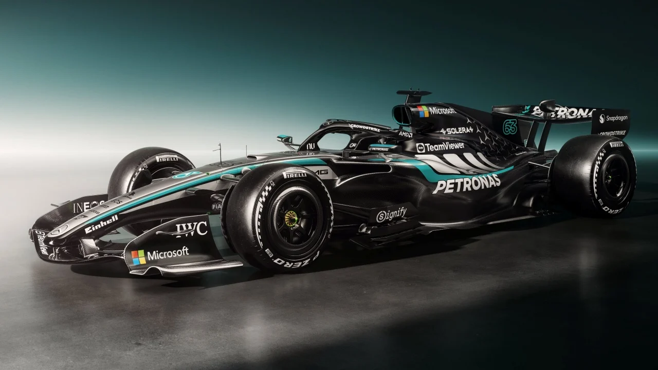 Mercedes enseña por primera vez el W17, el coche con el que Russell y Antonelli afrontan una nueva era