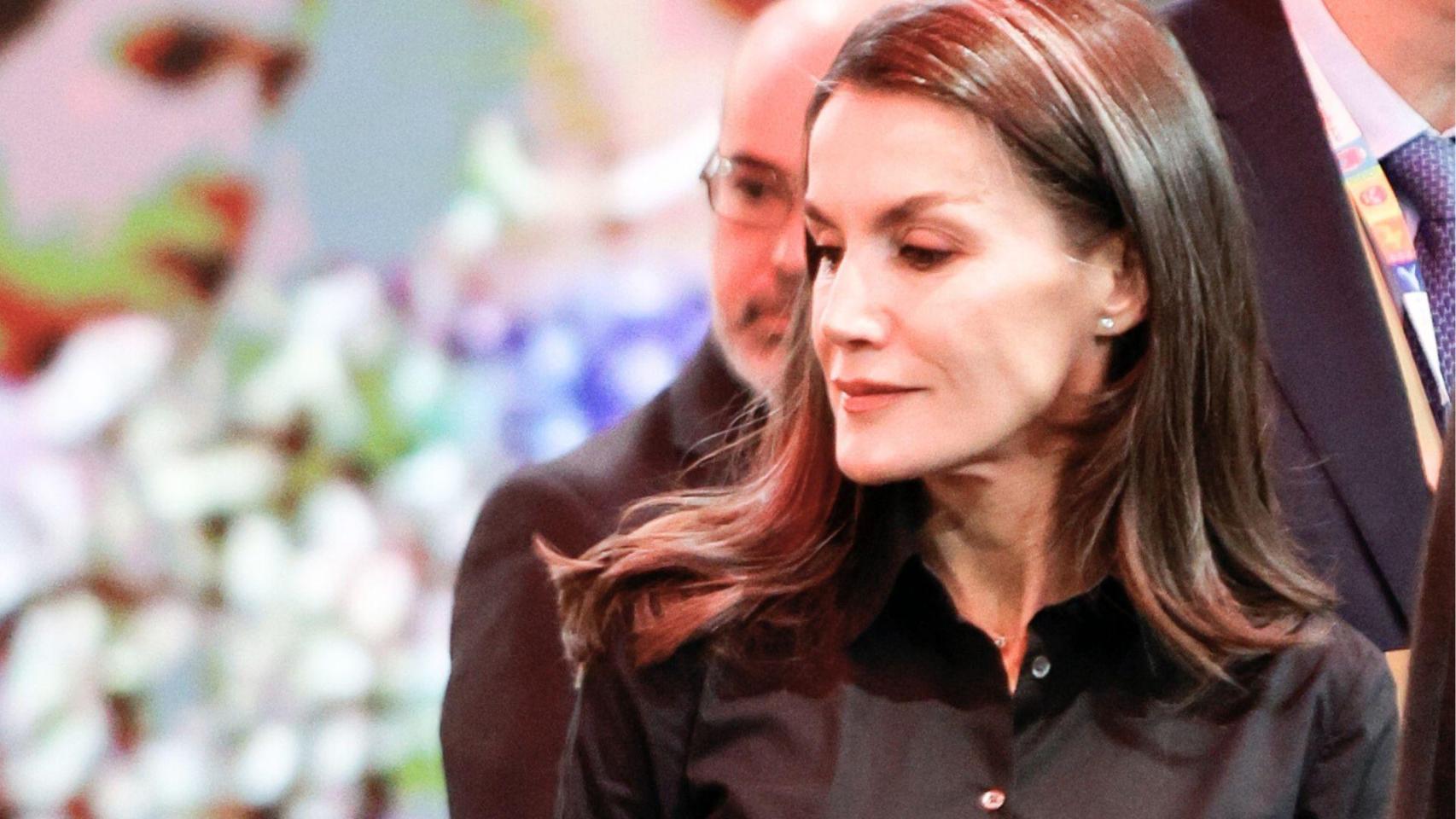 La reina Letizia sigue con el corazón en Córdoba y retoma su agenda oficial en Fitur de negro riguroso