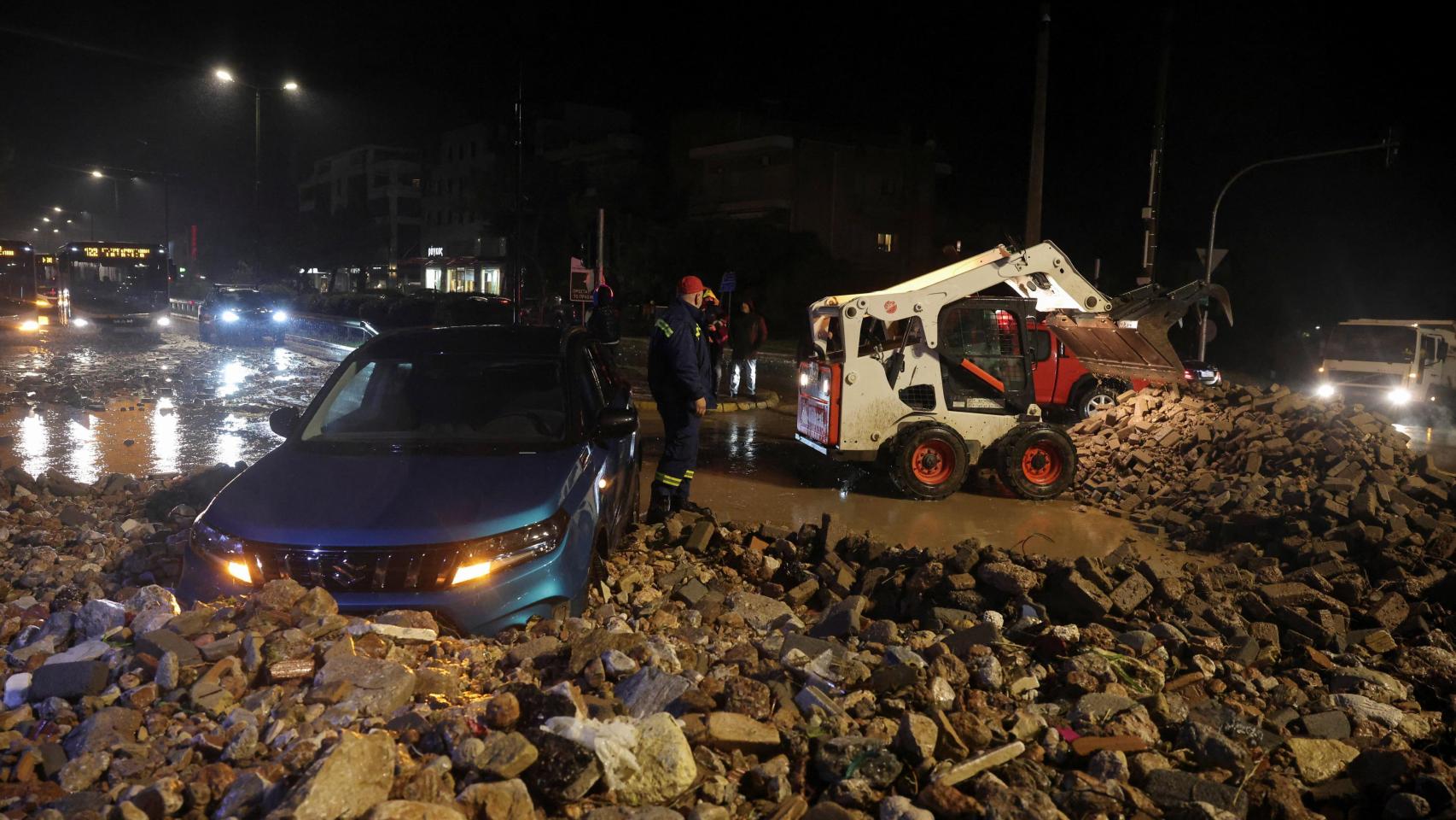 La borrasca Harry deja dos muertos y graves daños en Atenas y cientos de evacuados y el cierre de colegios en Italia