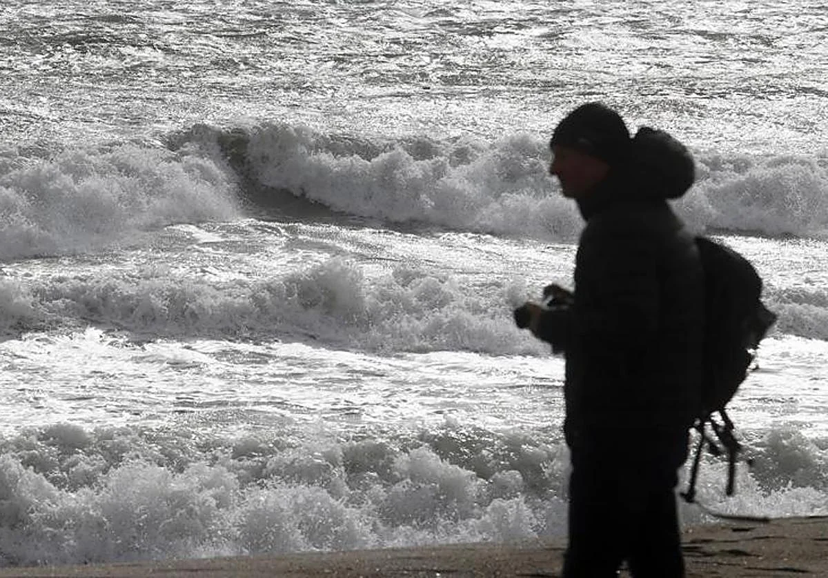 Rachas de 70 kilómetros y olas de tres metros ponen en aviso este jueves a Andalucía