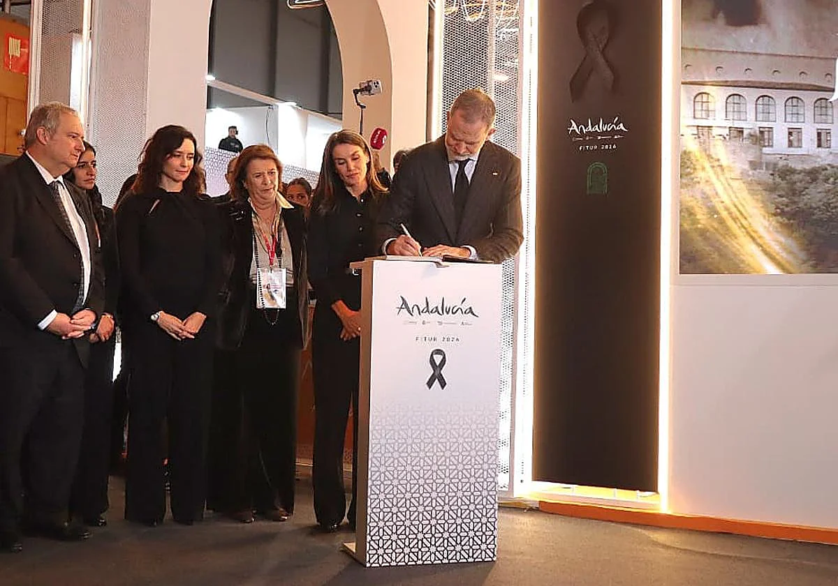 Los Reyes de España firman en Fitur en el libro de condolencias por las víctimas de Adamuz