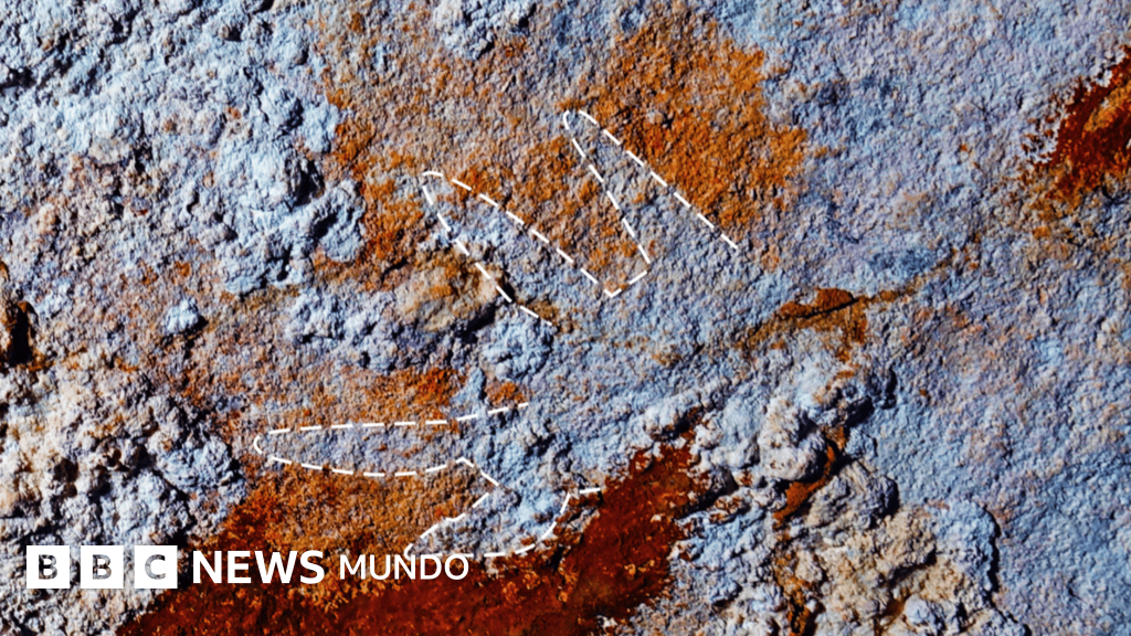 La pintura rupestre más antigua de una mano con garras rojas podría reescribir la cronología de la creatividad humana