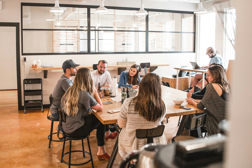 La IA te ahorra ocho horas de trabajo a la semana. Siempre y cuando seas el jefe y no tengas que usarla tú mismo