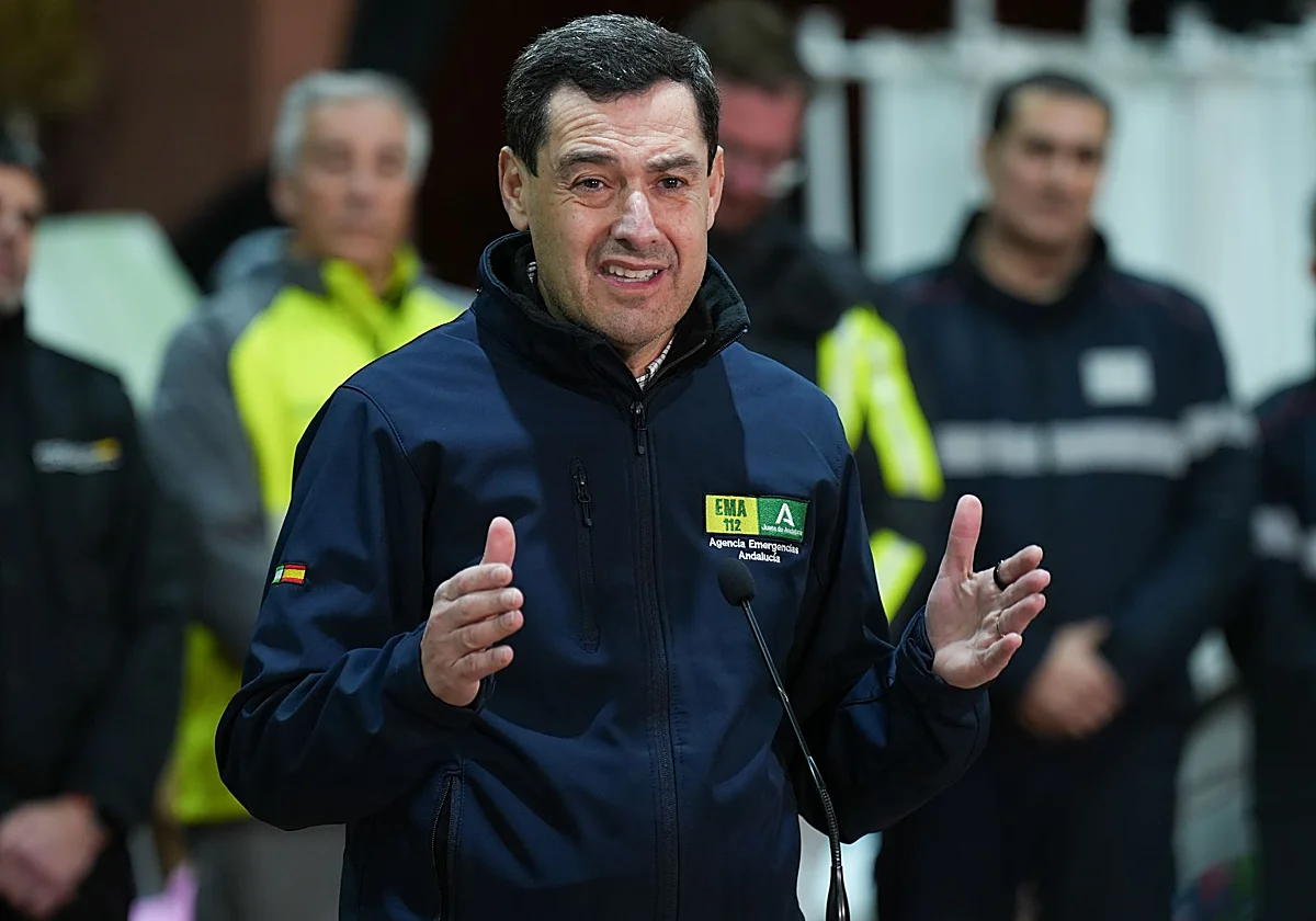 Juanma Moreno se resiste a entrar en la bronca política y elude polemizar por la tragedia ferroviaria